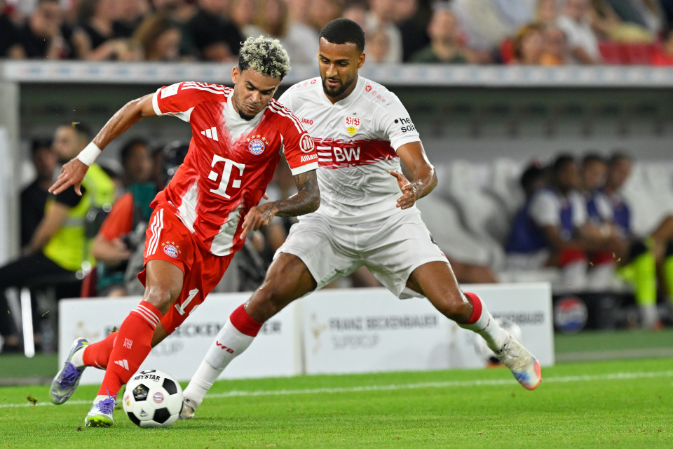 主教练赫内, src, 左二