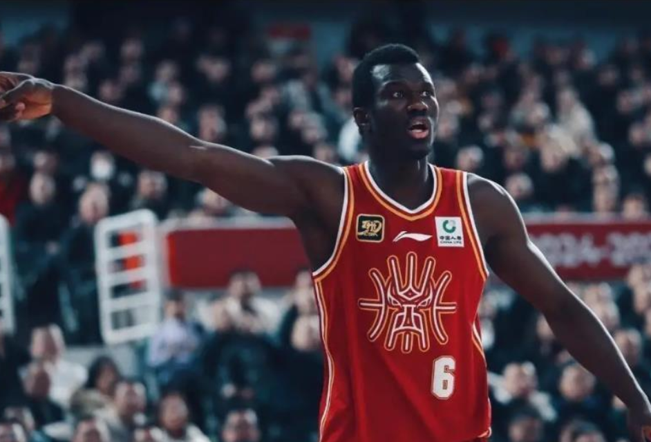 但这个时候, 碍他在球场 但这个时候, 碍他在球场