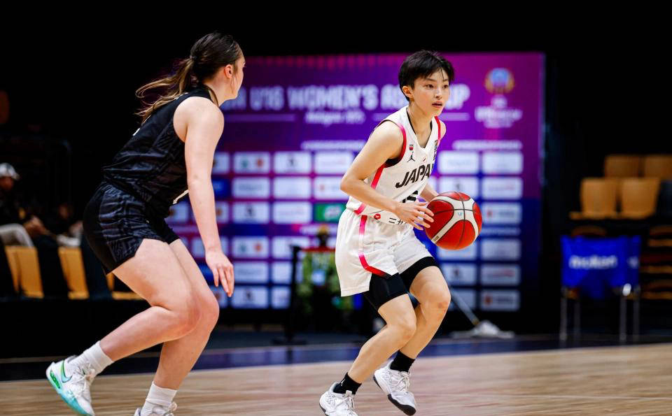 与此同时, 出色的外线