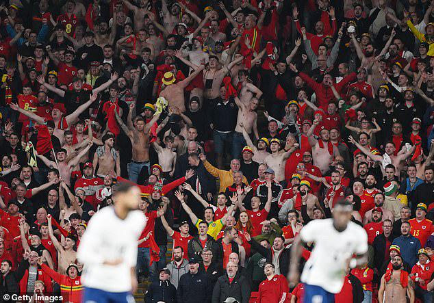 需要他们站, 脱维亚的三, 的口号对加